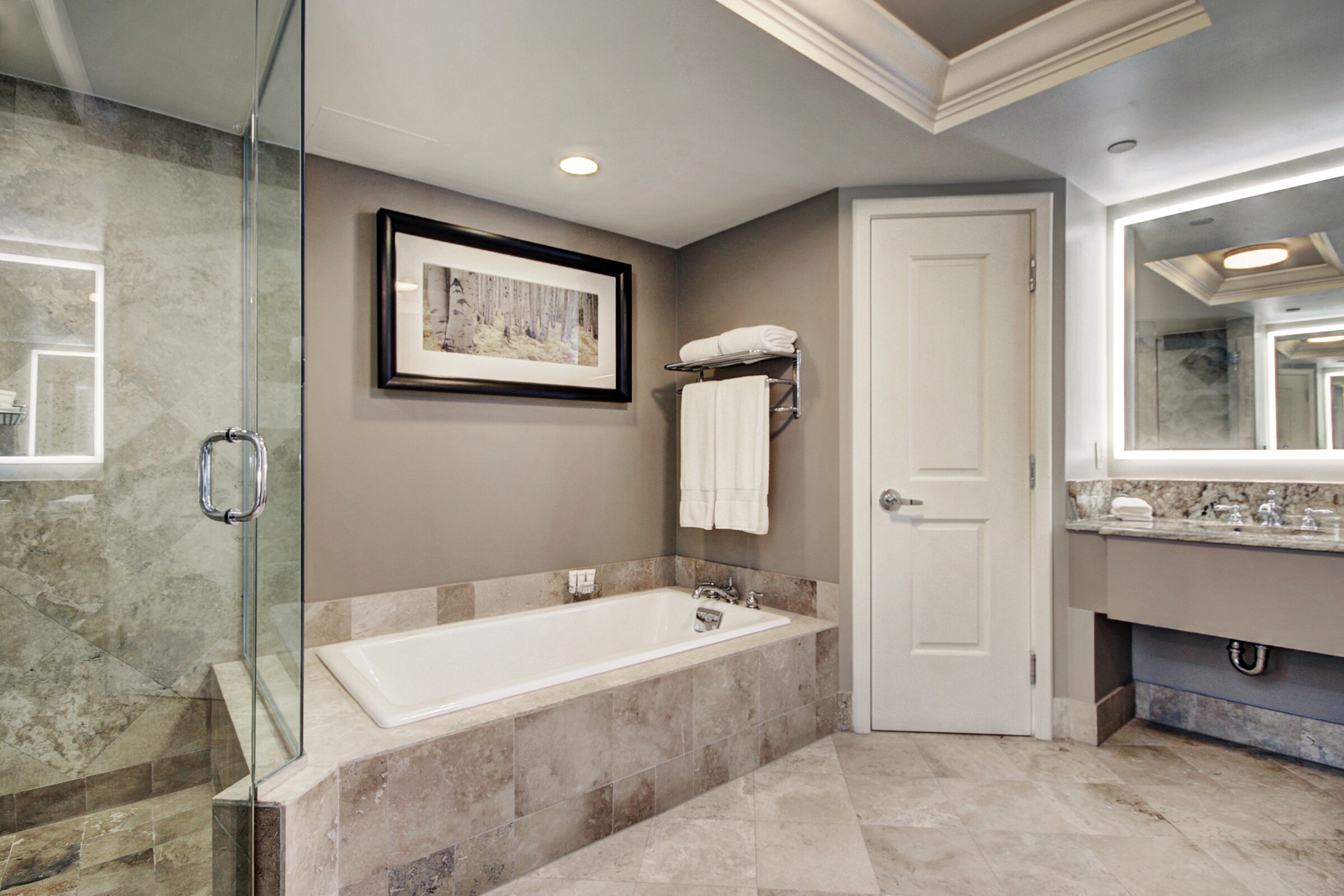 Luxury King Room Bathroom