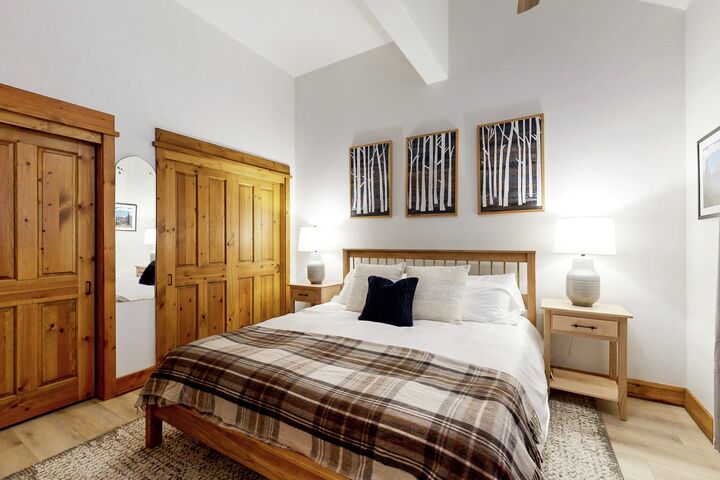 Pinecone Lodge - #306 - The Ski Lodge - Bedroom