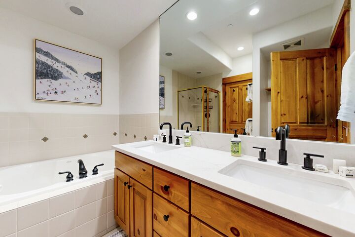 Pinecone Lodge - #306 - The Ski Lodge - Ensuite Bathroom
