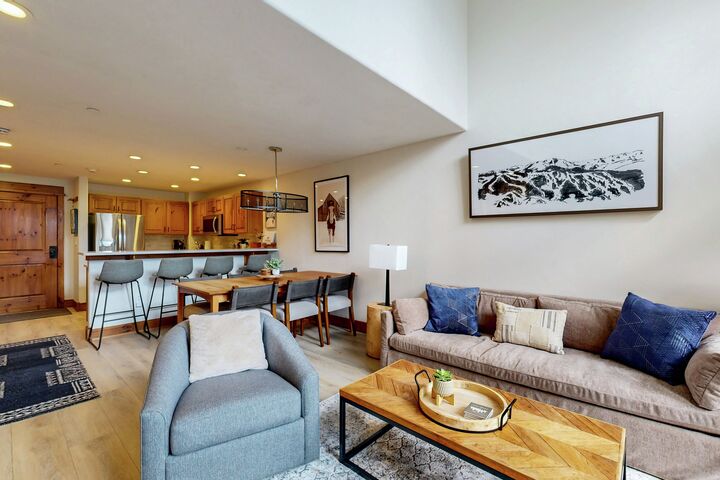 Pinecone Lodge - #306 - The Ski Lodge - Living Area