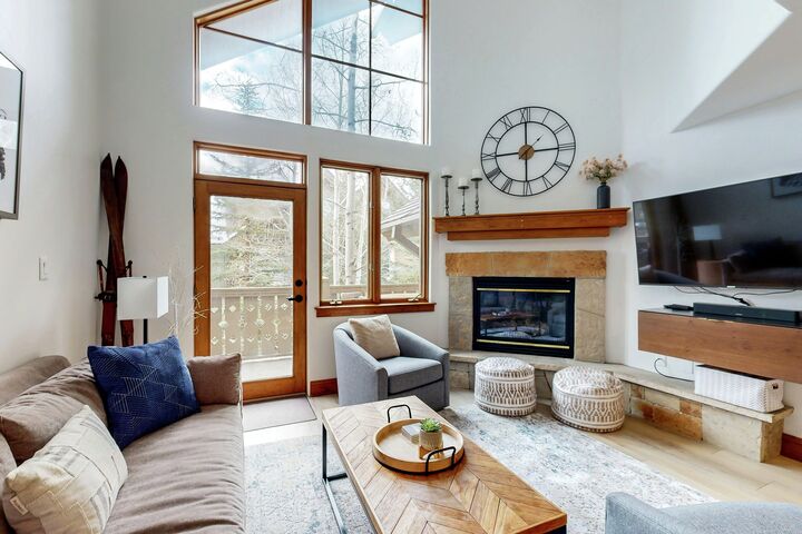 Pinecone Lodge - #306 - The Ski Lodge - Living Area