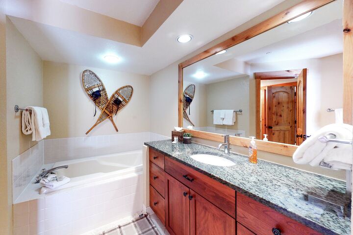 #323 - A Beaver's Lodge - Bathroom