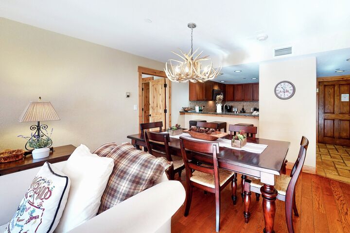 #323 - A Beaver's Lodge - Dining Area & Kitchen
