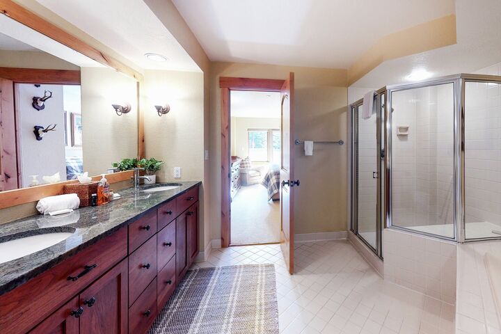 #323 - A Beaver's Lodge - Master Ensuite Bathroom