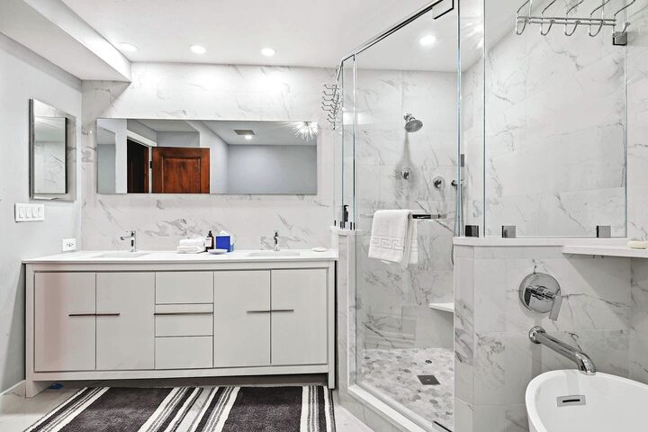 #318 - Master Ensuite Bathroom