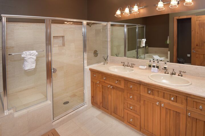 4 Bdrm + Loft - Master Ensuite Bathroom