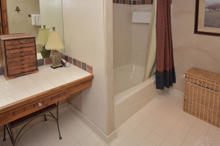 4 Bdrm + Loft - Bathroom
