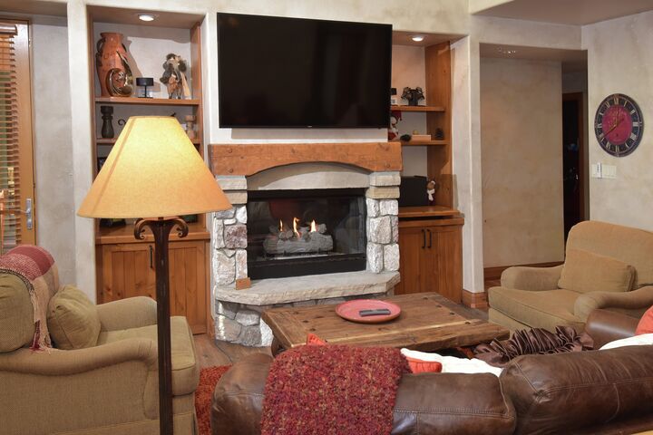 4 Bdrm + Loft - Living Area