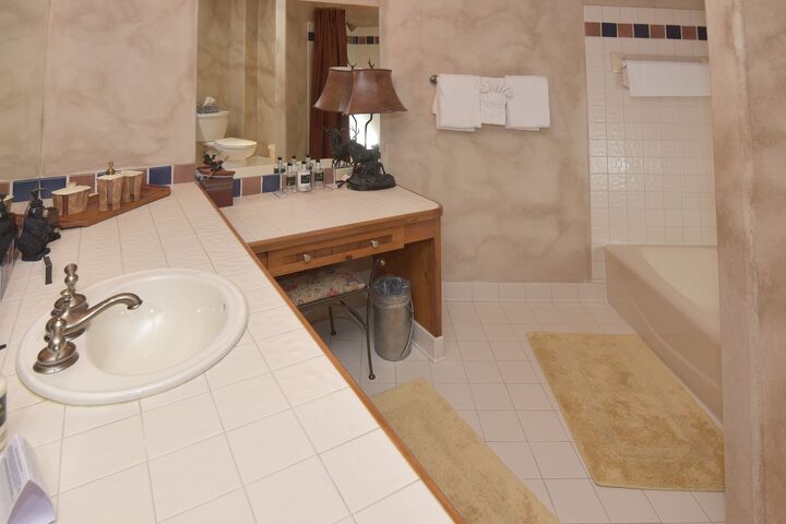 4 Bdrm + Loft - Bathroom