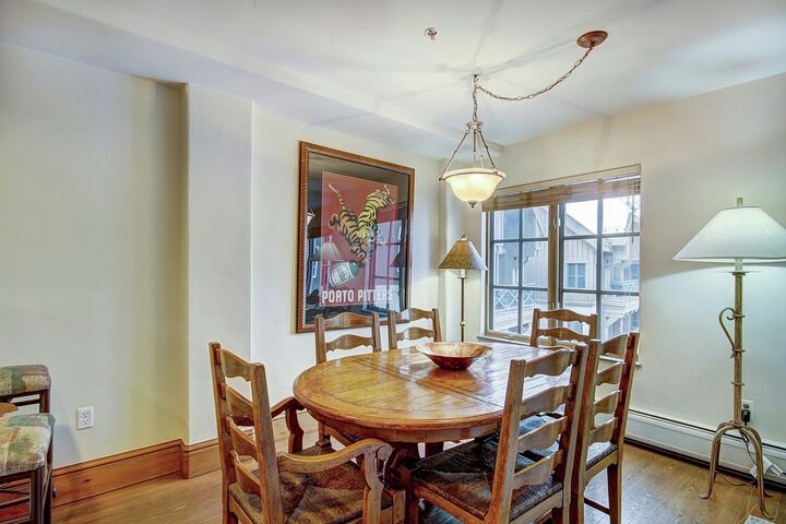 1 Bdrm + Den - Dining Area