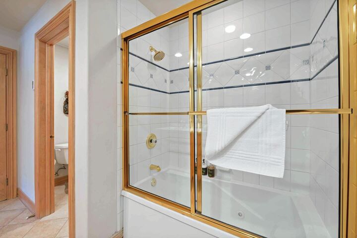 #206 - Master Ensuite Bathroom