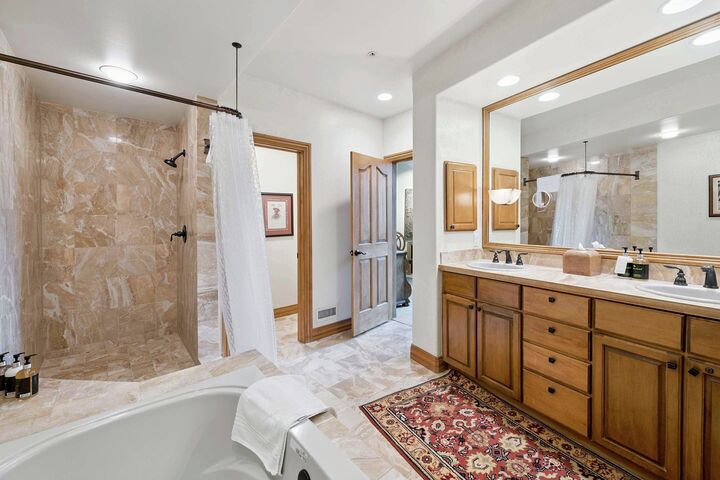 #405 - Master Ensuite Bathroom