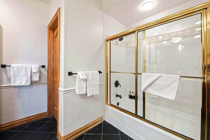#405 - Ensuite Bathroom