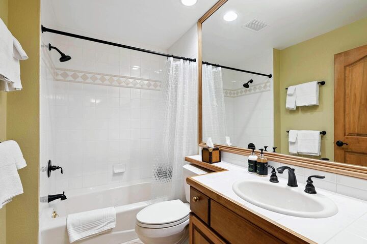 #405 - Ensuite Bathroom