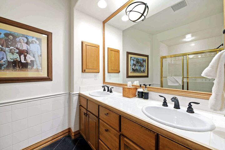 #405 - Ensuite Bathroom