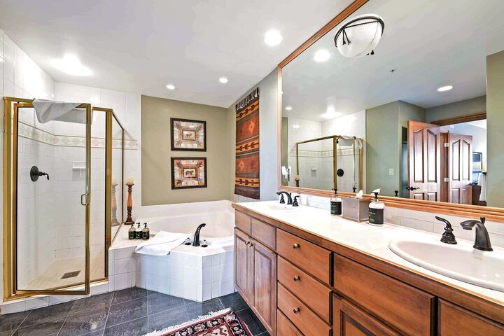 #405 - Ensuite Bathroom