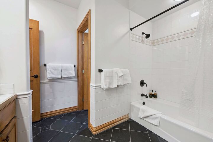 #405 - Ensuite Bathroom
