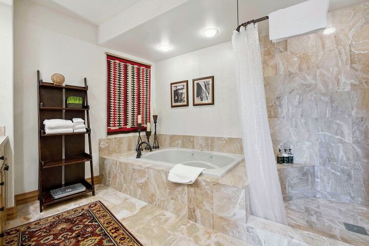 #405 - Master Ensuite Bathroom