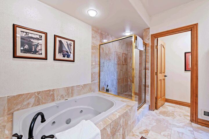 #405 - Master Ensuite Bathroom