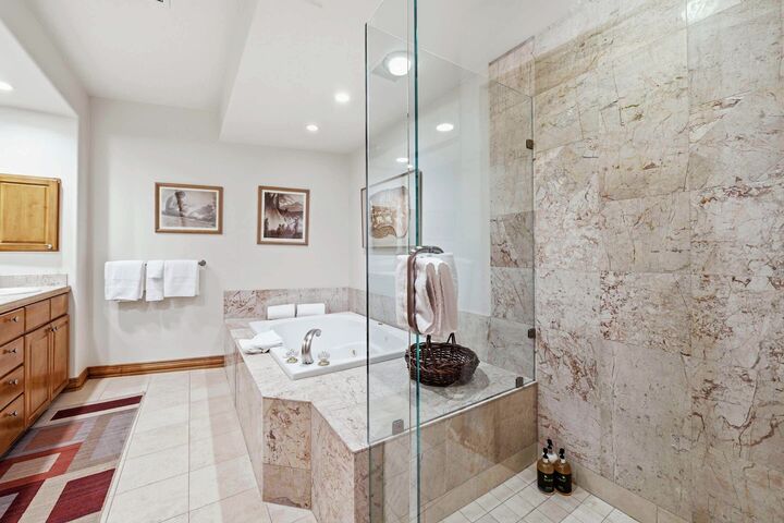 #407 - Master Ensuite Bathroom