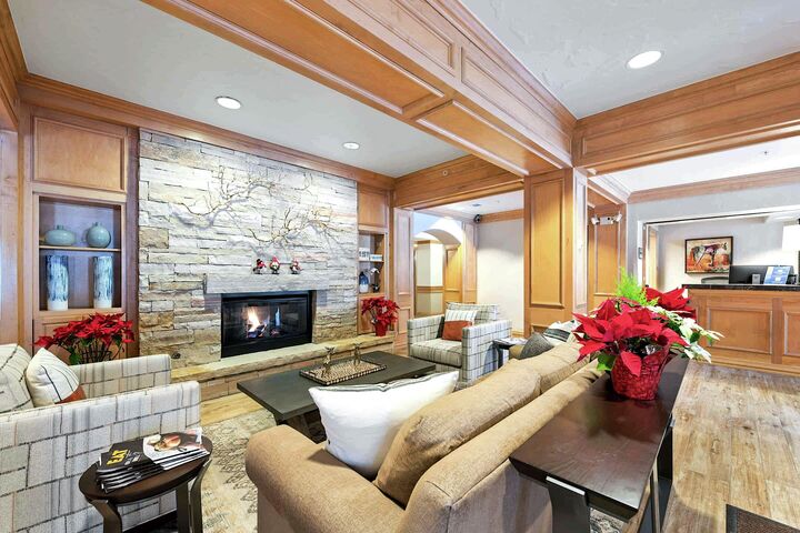 Lobby & Reception