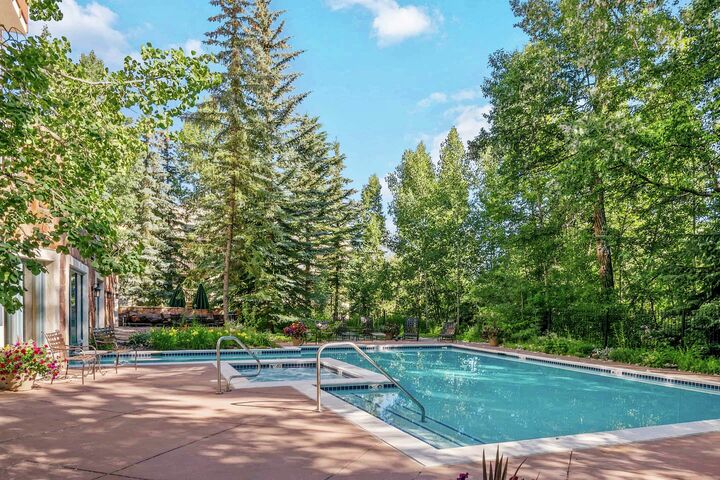 Swimming Pool & Hot Tub