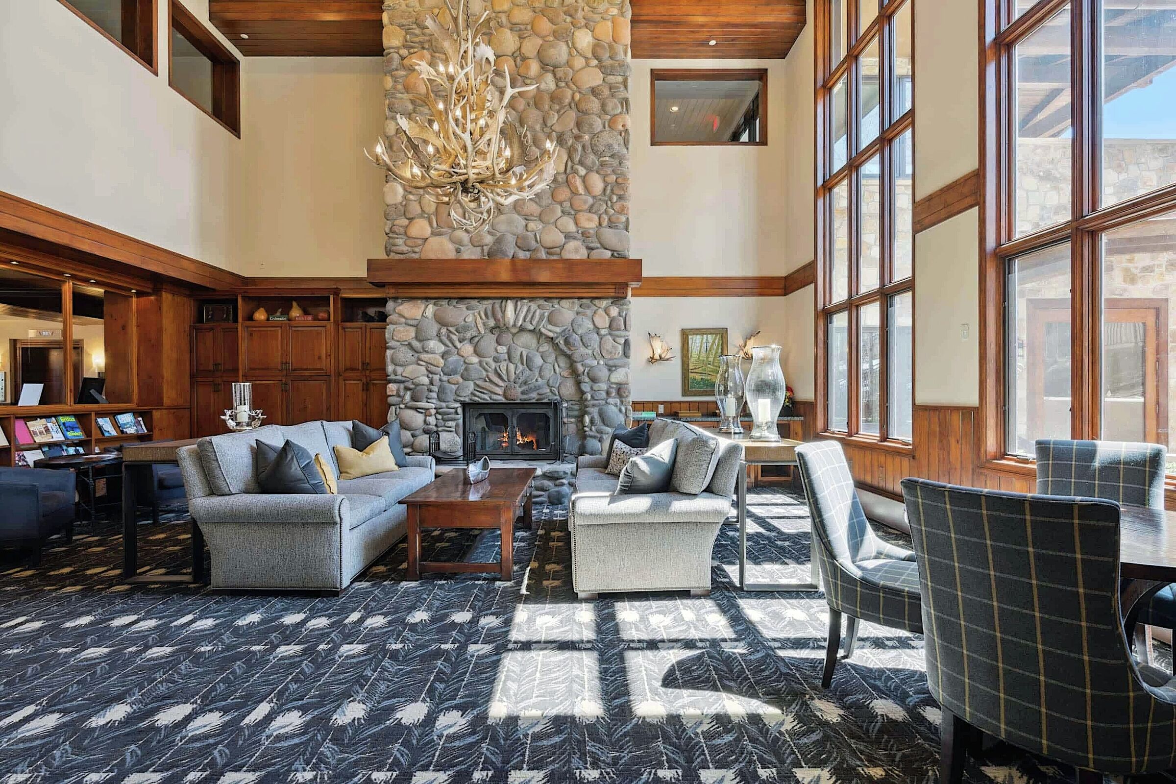 Lobby Sitting Area - Highlands Lodge