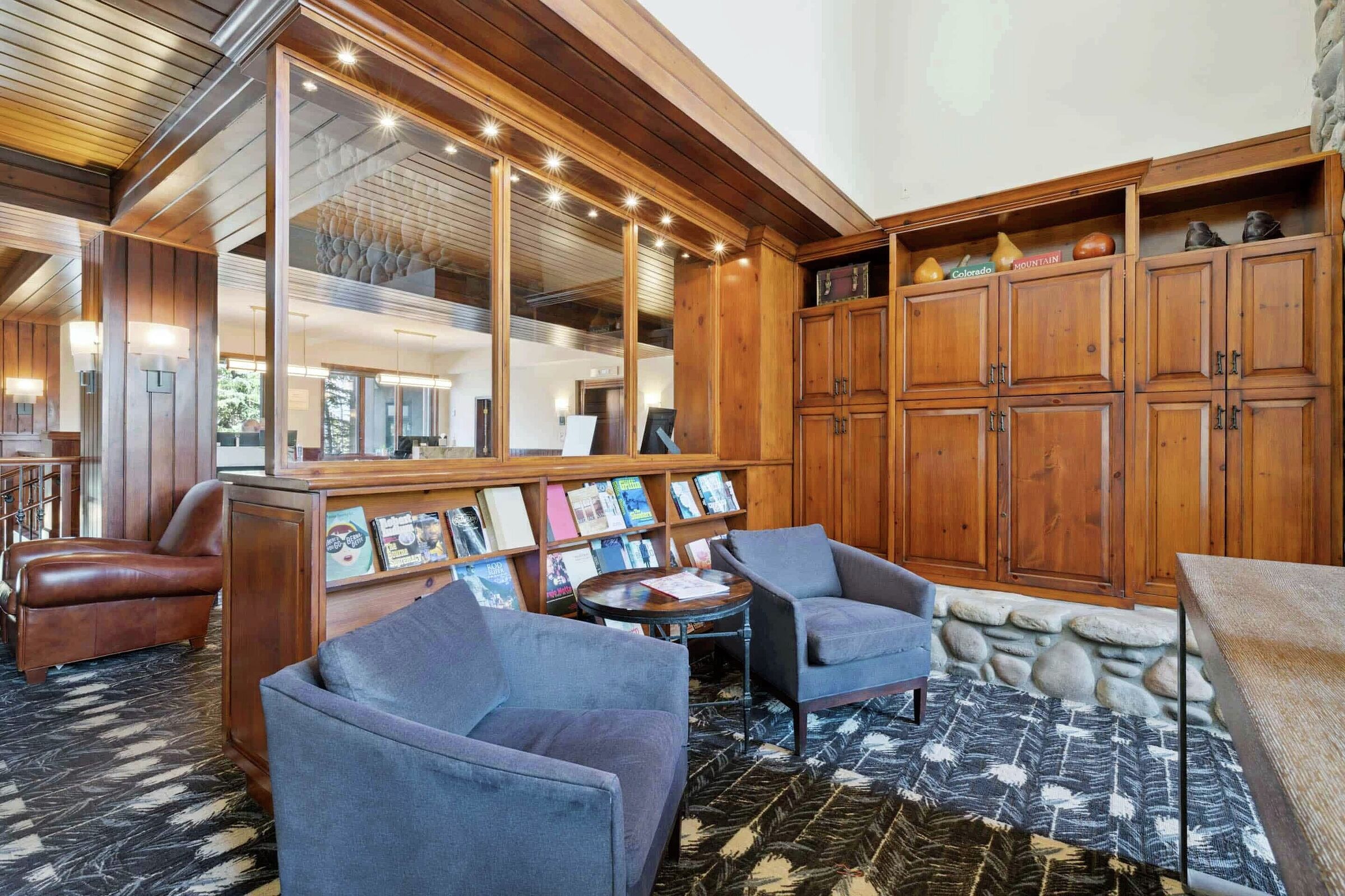 Lobby Sitting Area - Highlands Lodge