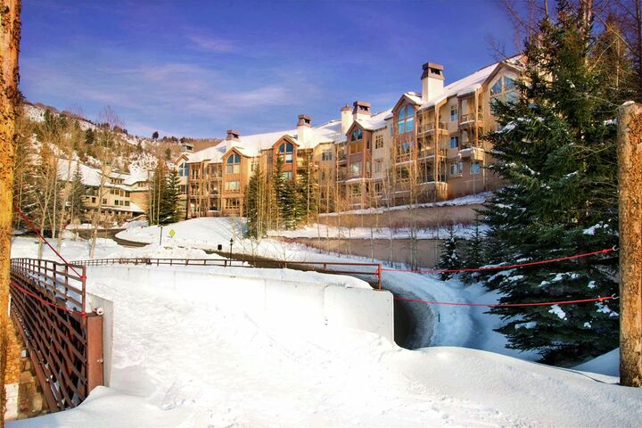 Highlands Lodge exterior - winter