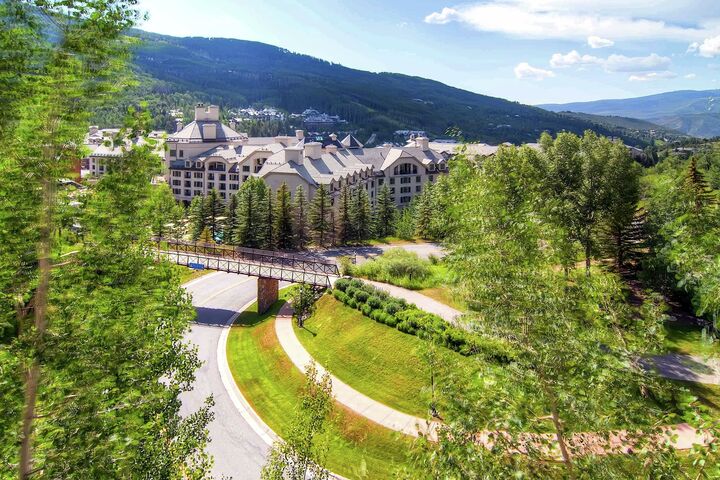 Highlands Lodge exterior - summer
