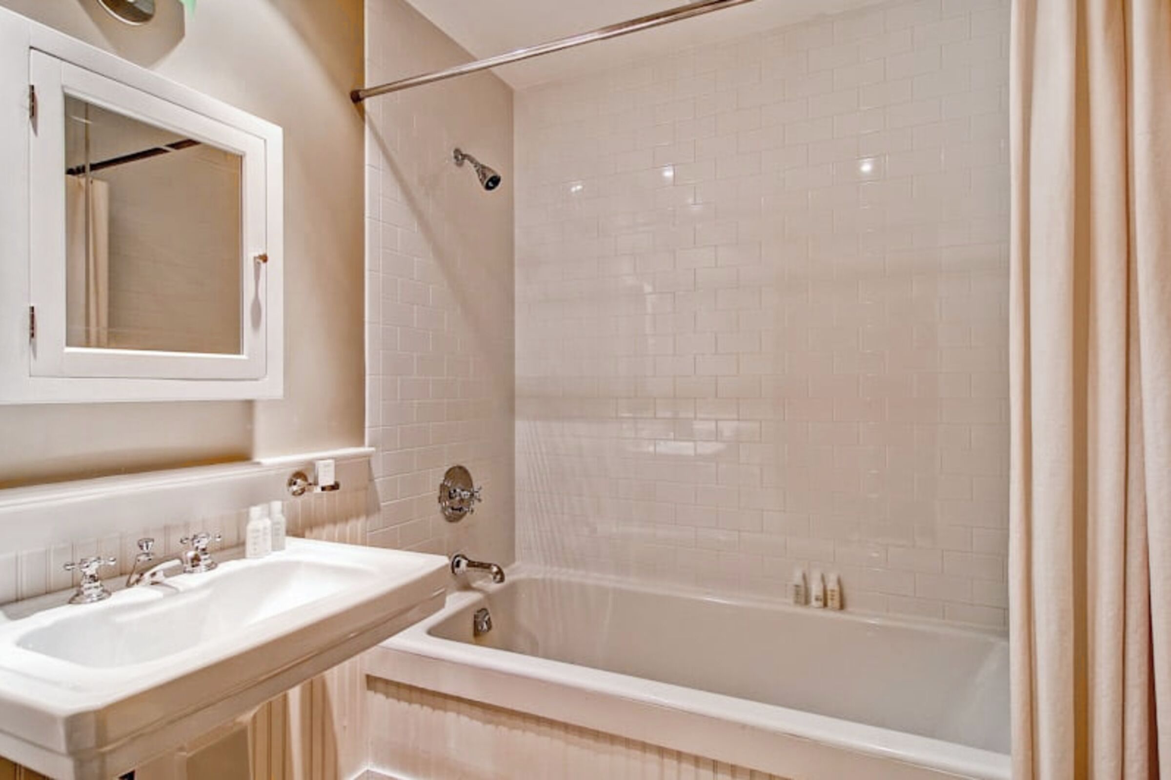 #R4 - Ensuite Bathroom