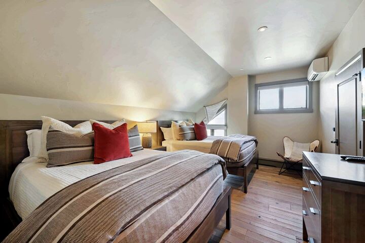 #09 - Bedroom