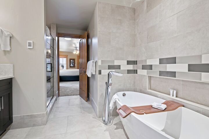 #225 - Ensuite Bathroom