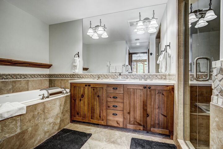 4 Bdrm + Loft Platinum - Master Ensuite Bathroom