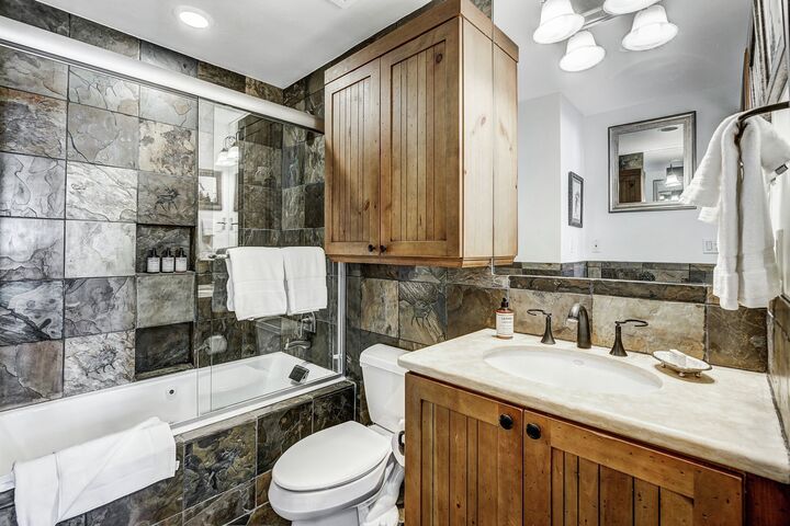 4 Bdrm + Loft Platinum - Bathroom