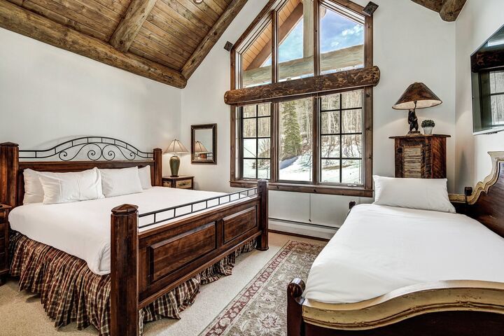 4 Bdrm + Loft Platinum - Master Bedroom