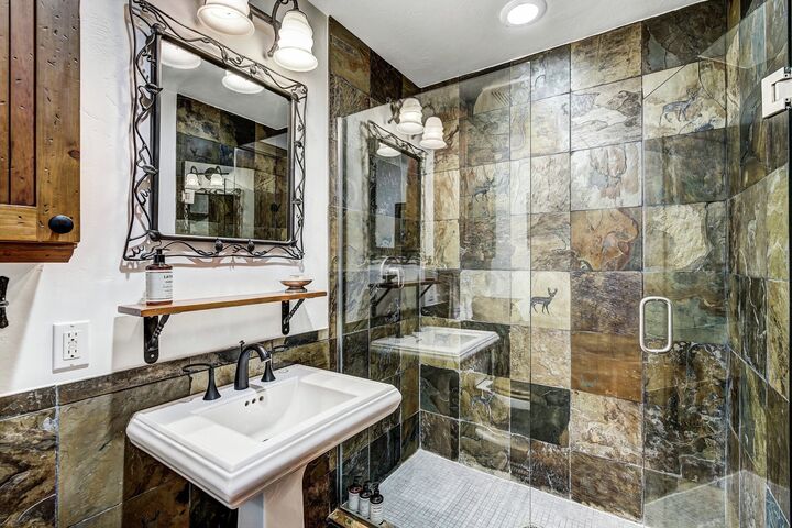 4 Bdrm + Loft Platinum - Bathroom