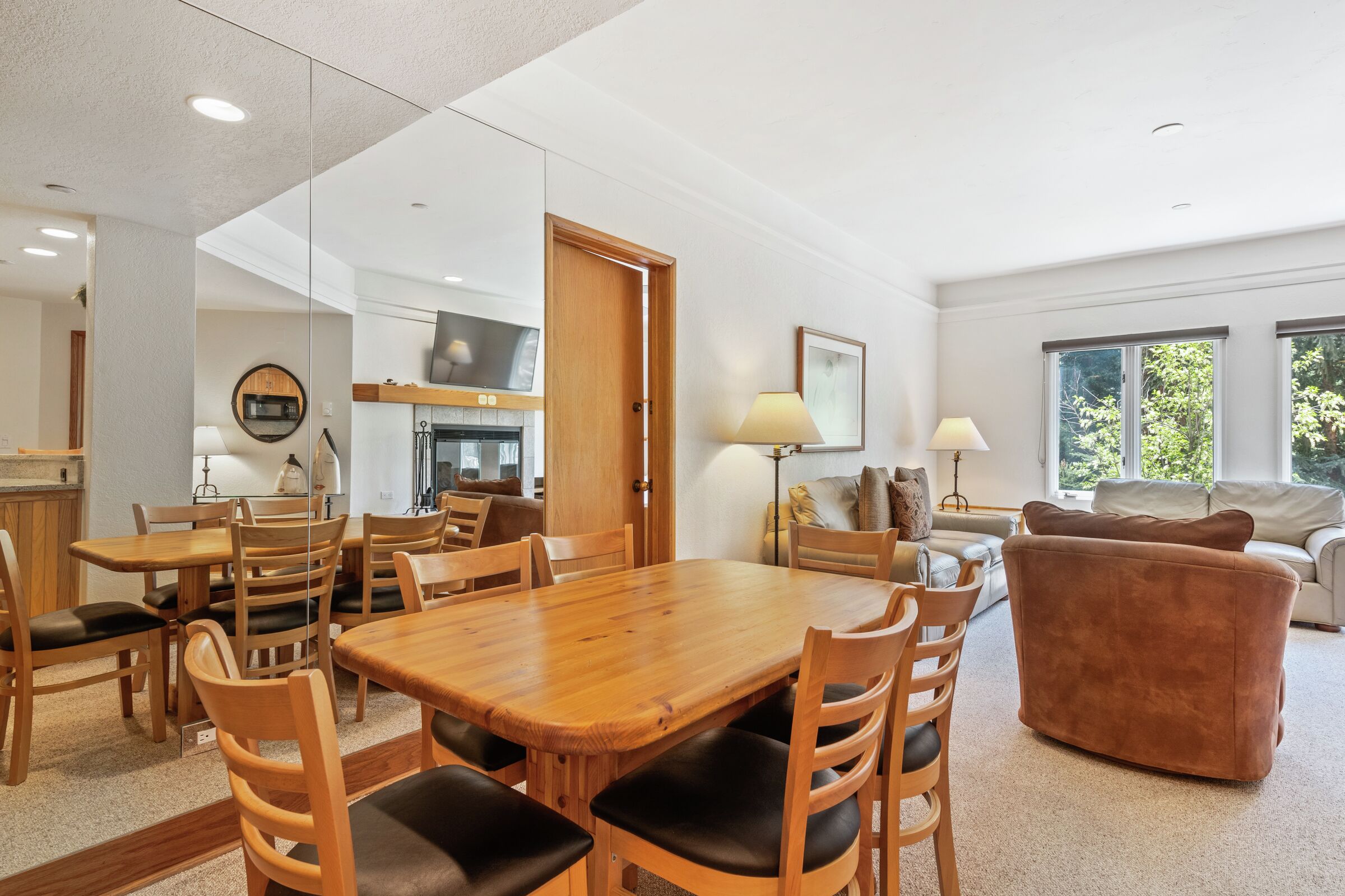 #B120 - Dining Area