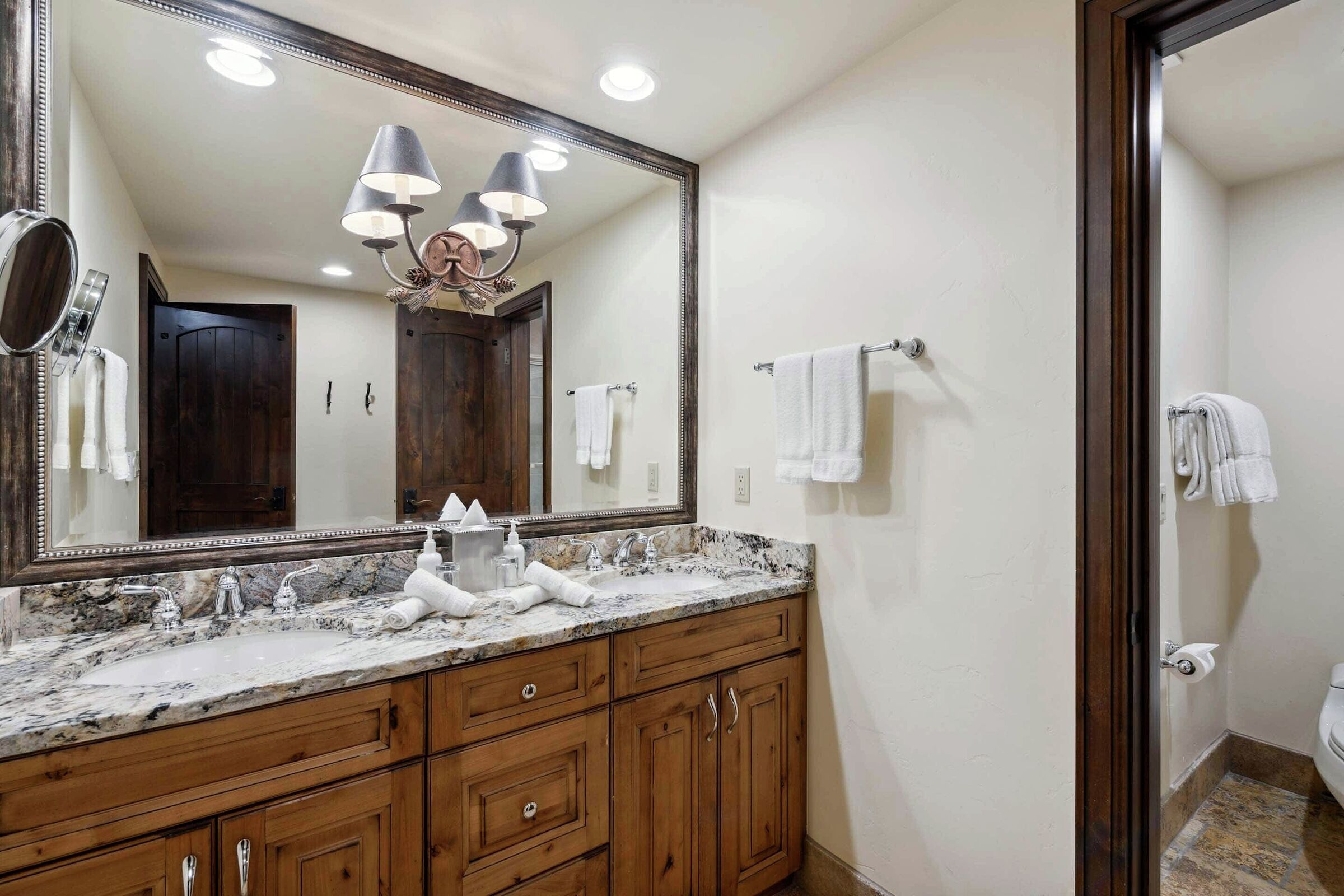 #E345 - Deluxe Lodge Room Bathroom