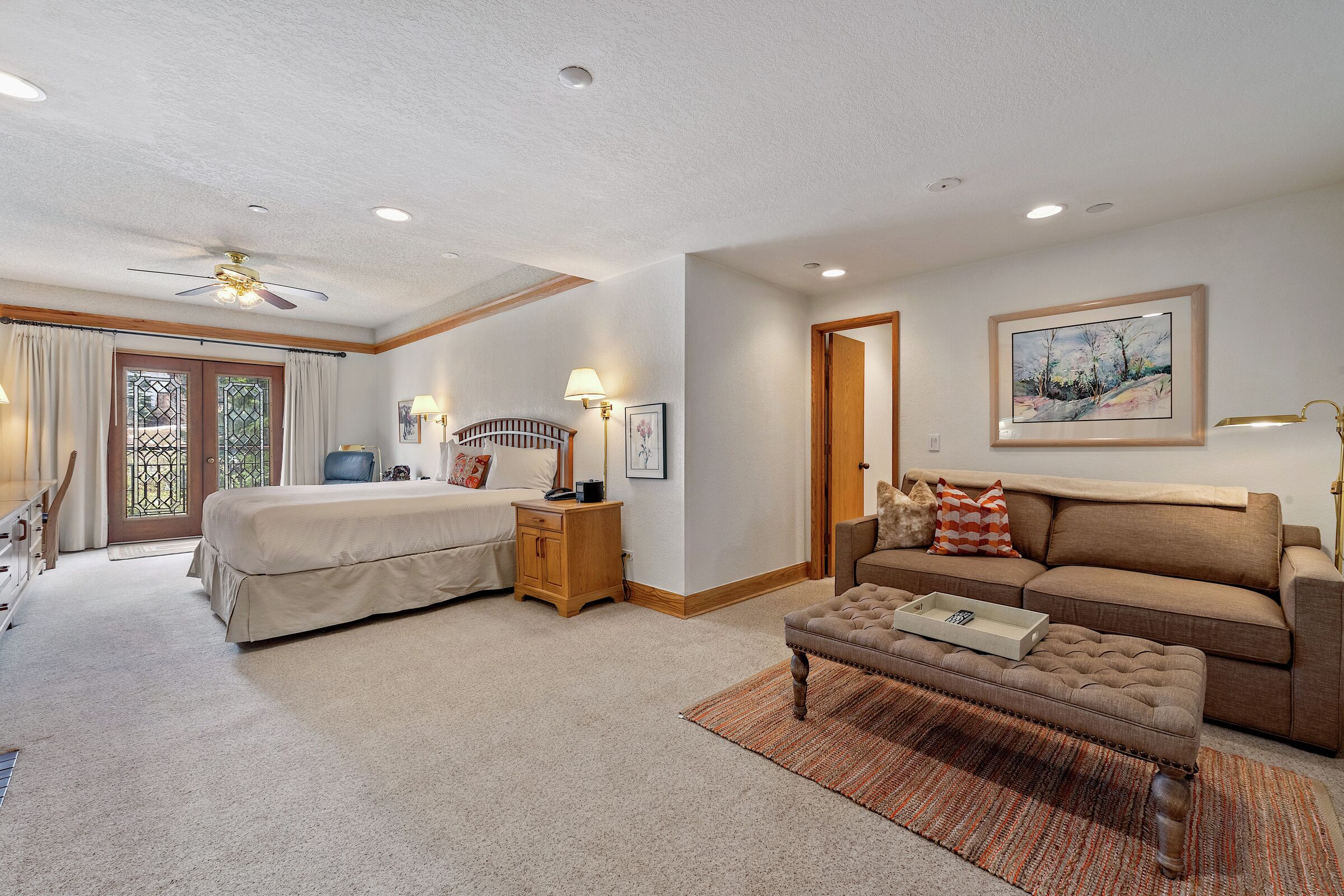#C335 - Deluxe Lodge Room