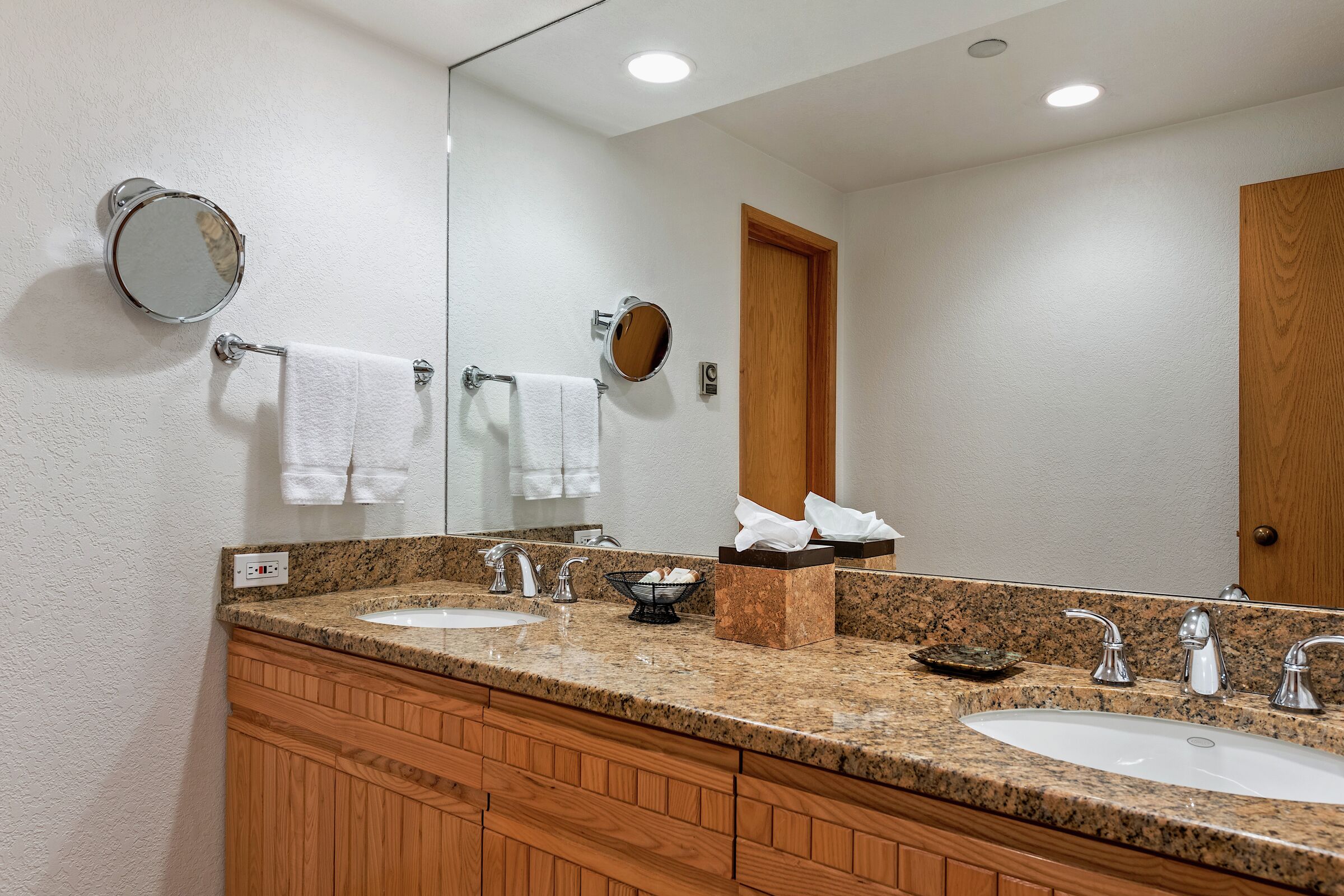 #C335 - Deluxe Lodge Room Bathroom