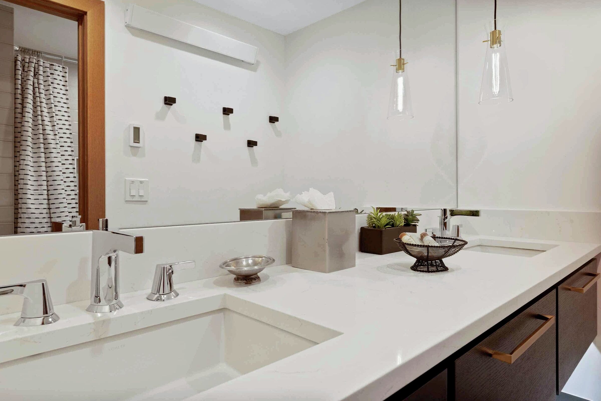 #C345 - Deluxe Lodge Room Bathroom