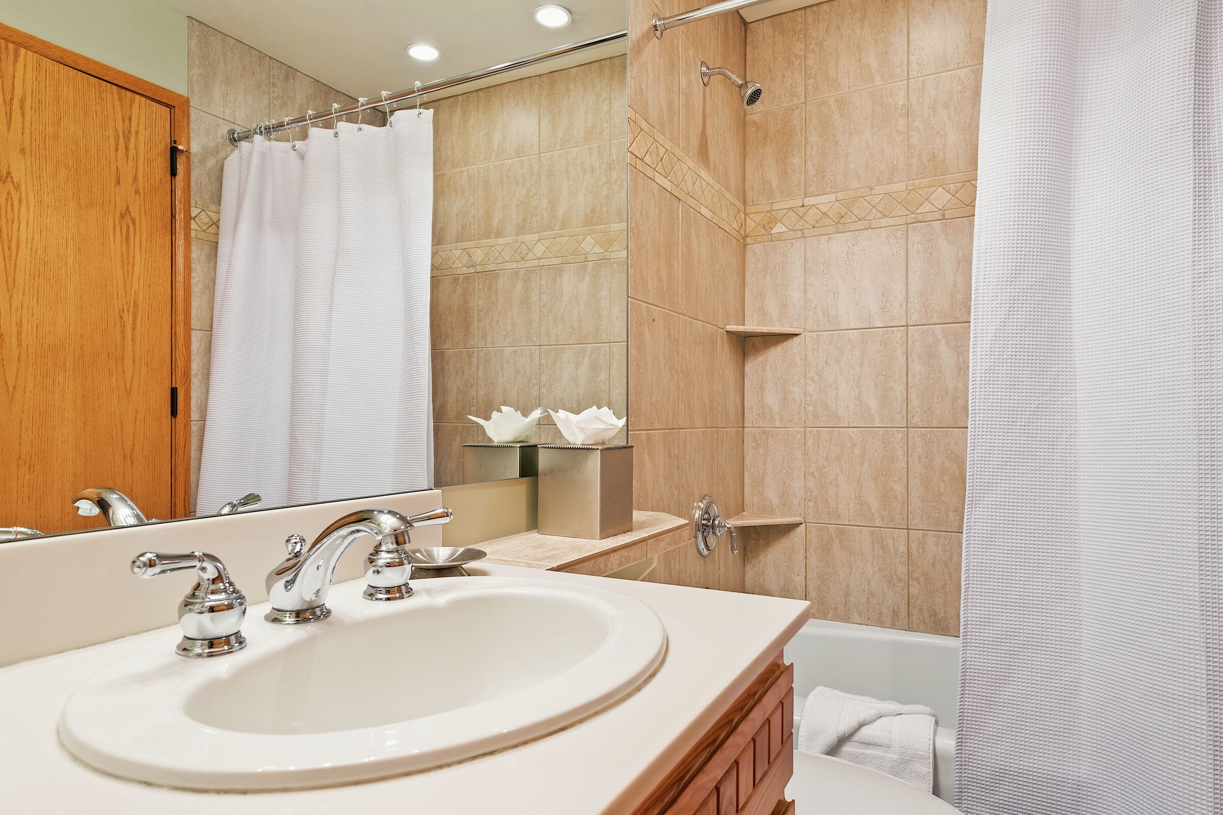 #B140 - Ensuite Bathroom