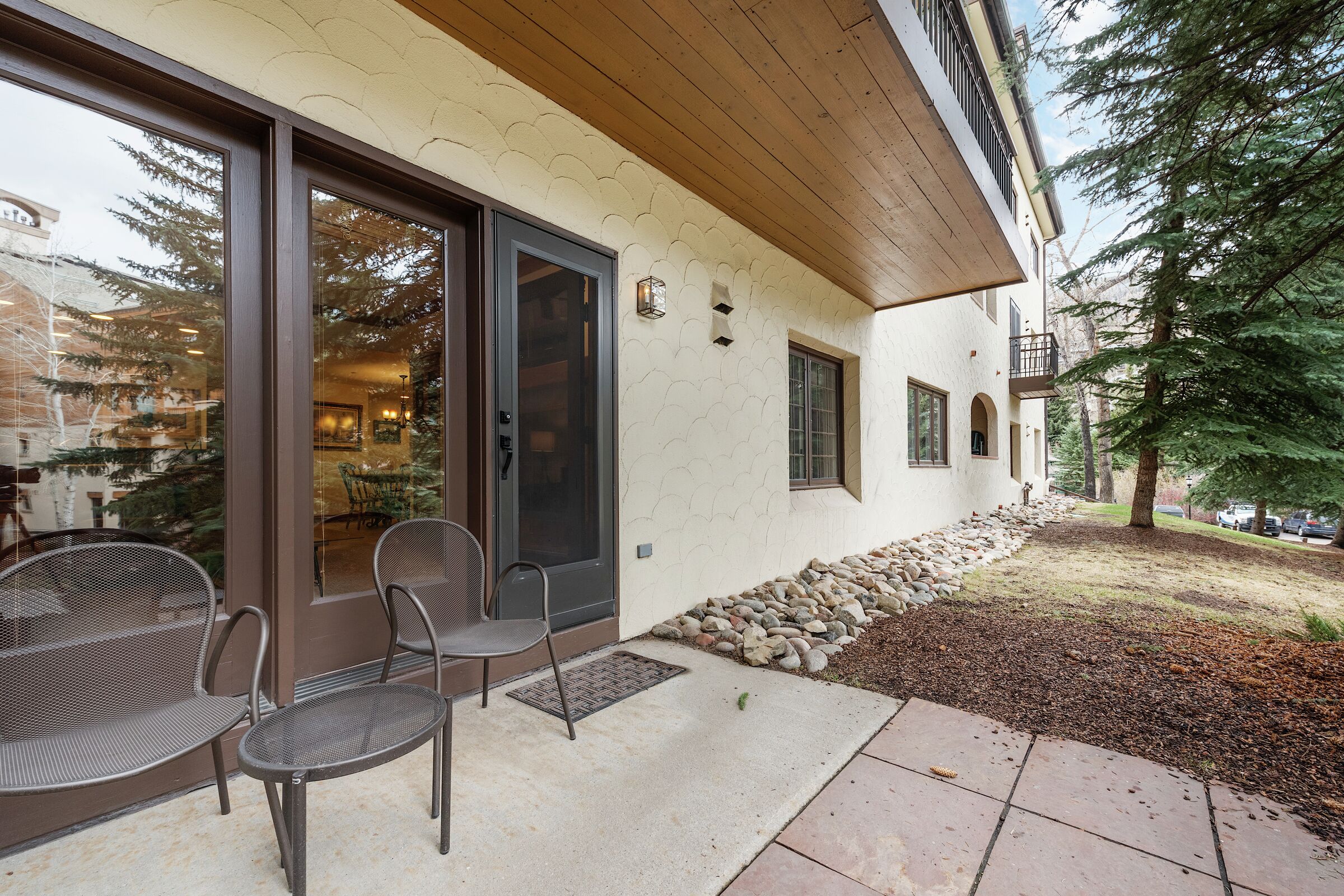 #E040 - Patio