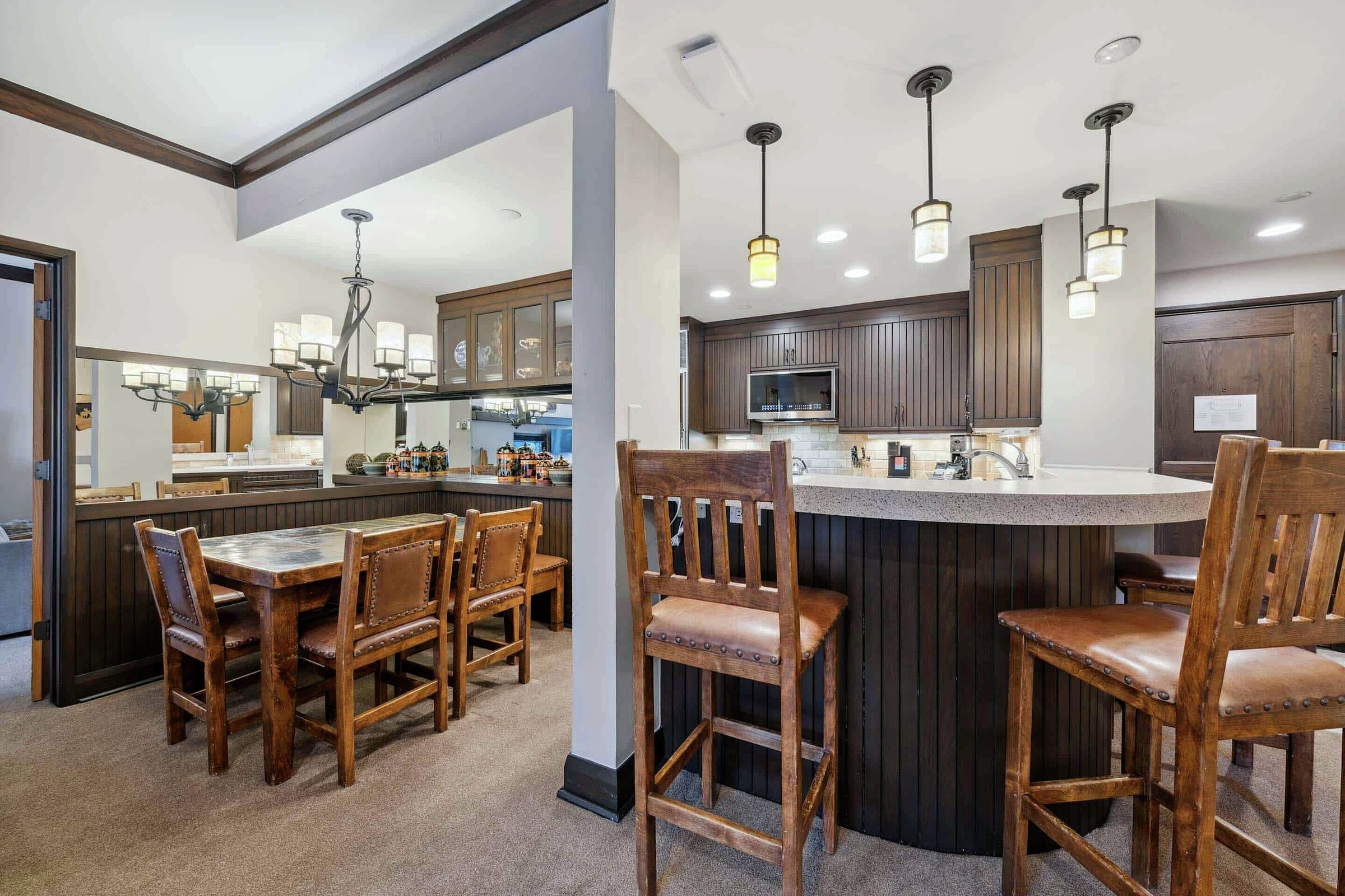 Dining Area & Kitchen Bar