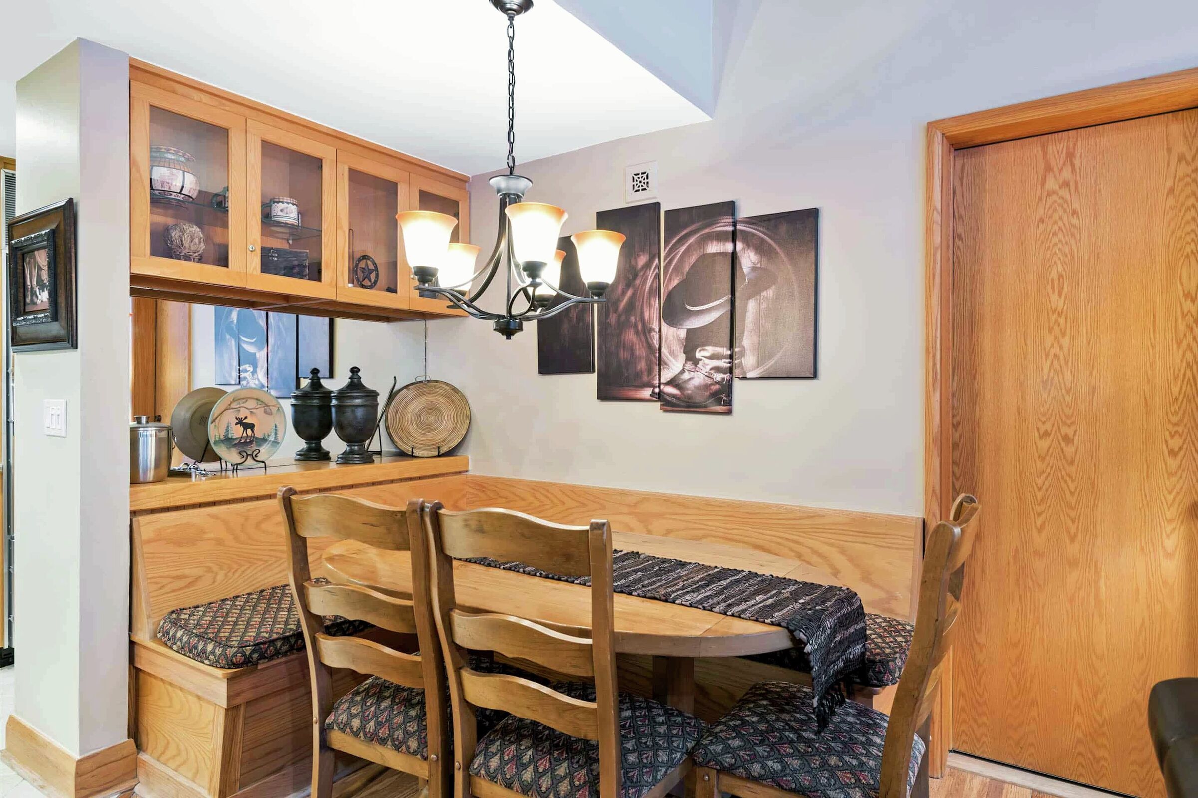 #B4305 - Dining Area