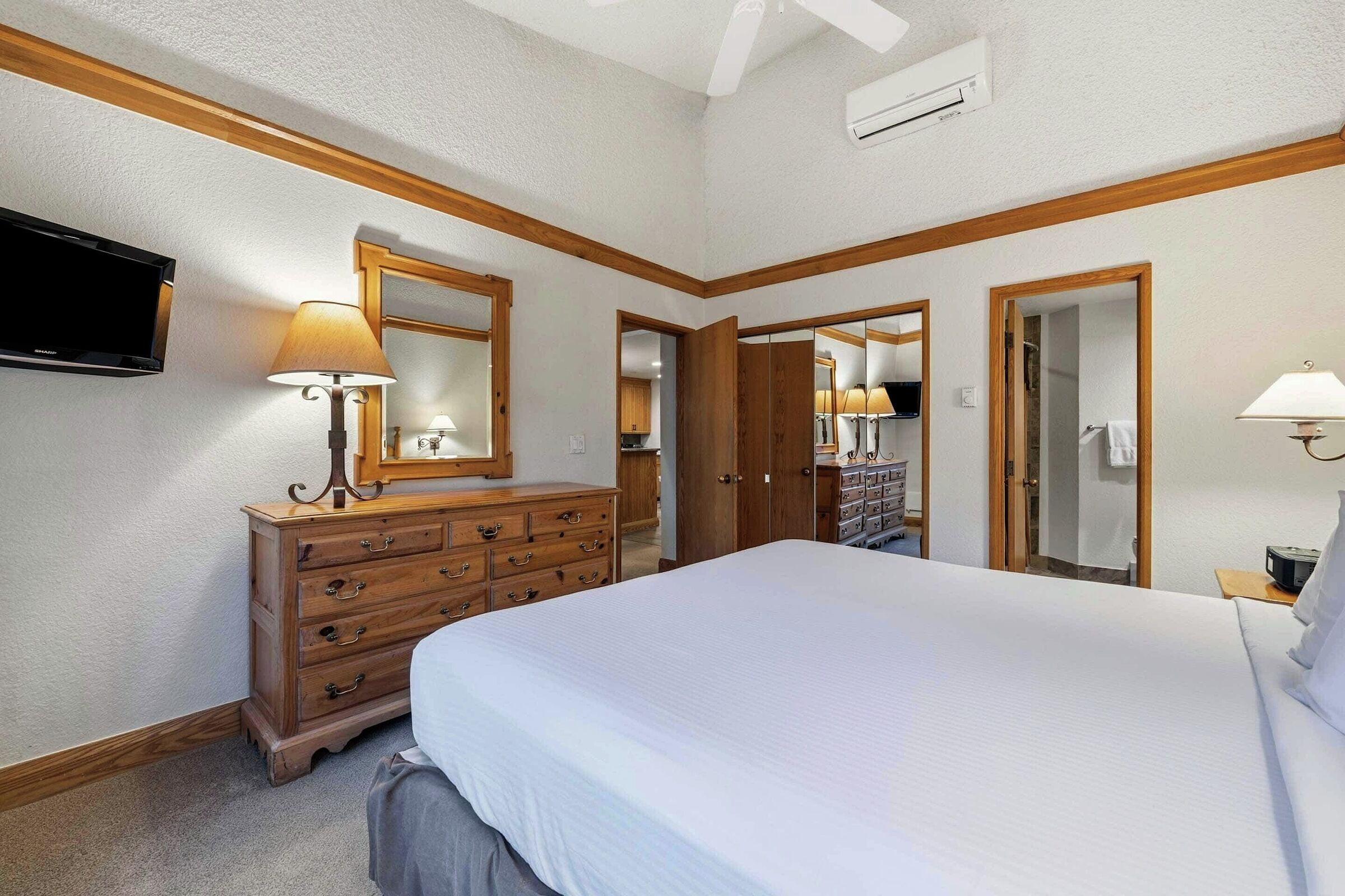 #E2105 - Master Bedroom
