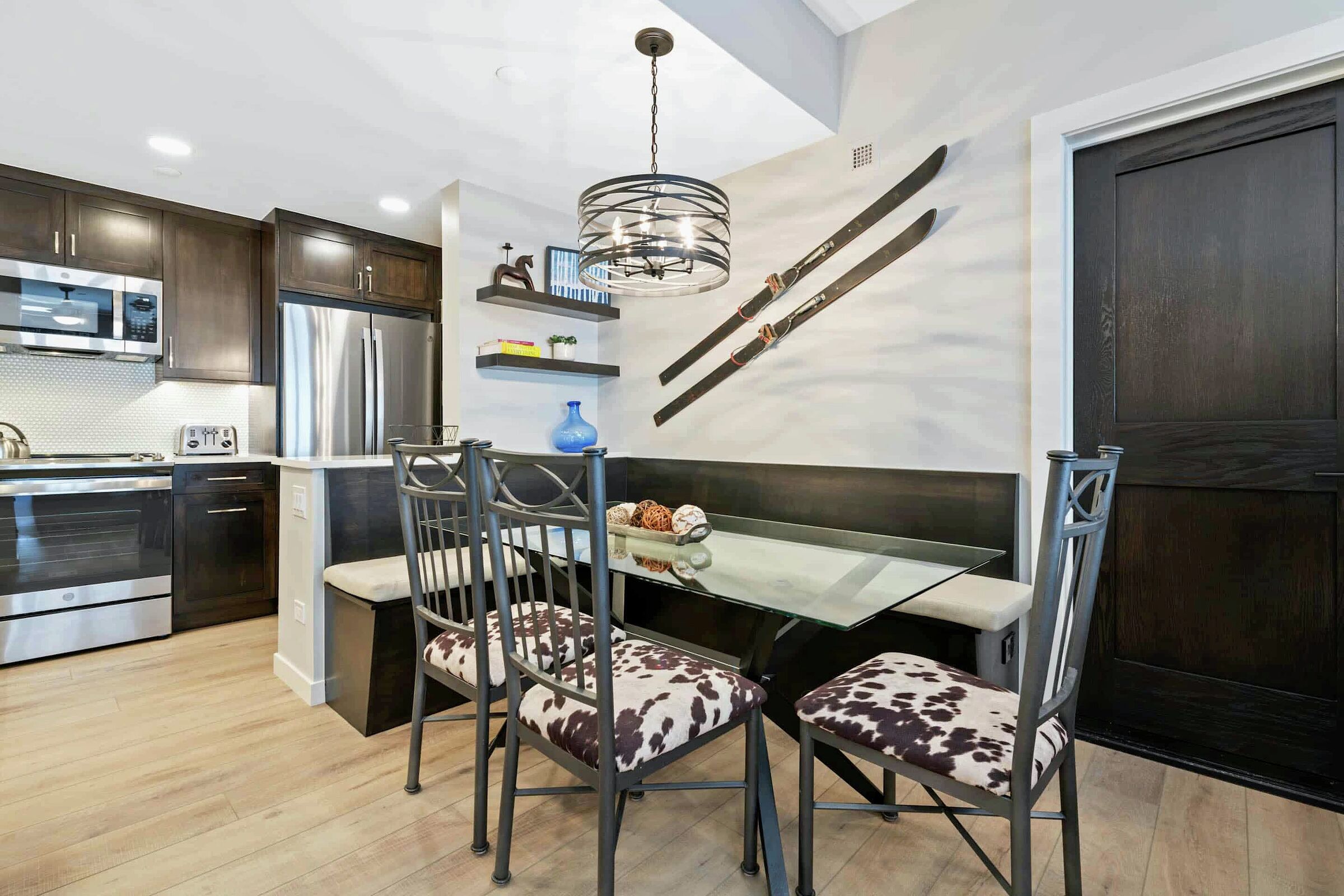 #A2505 - Dining Area & Kitchen