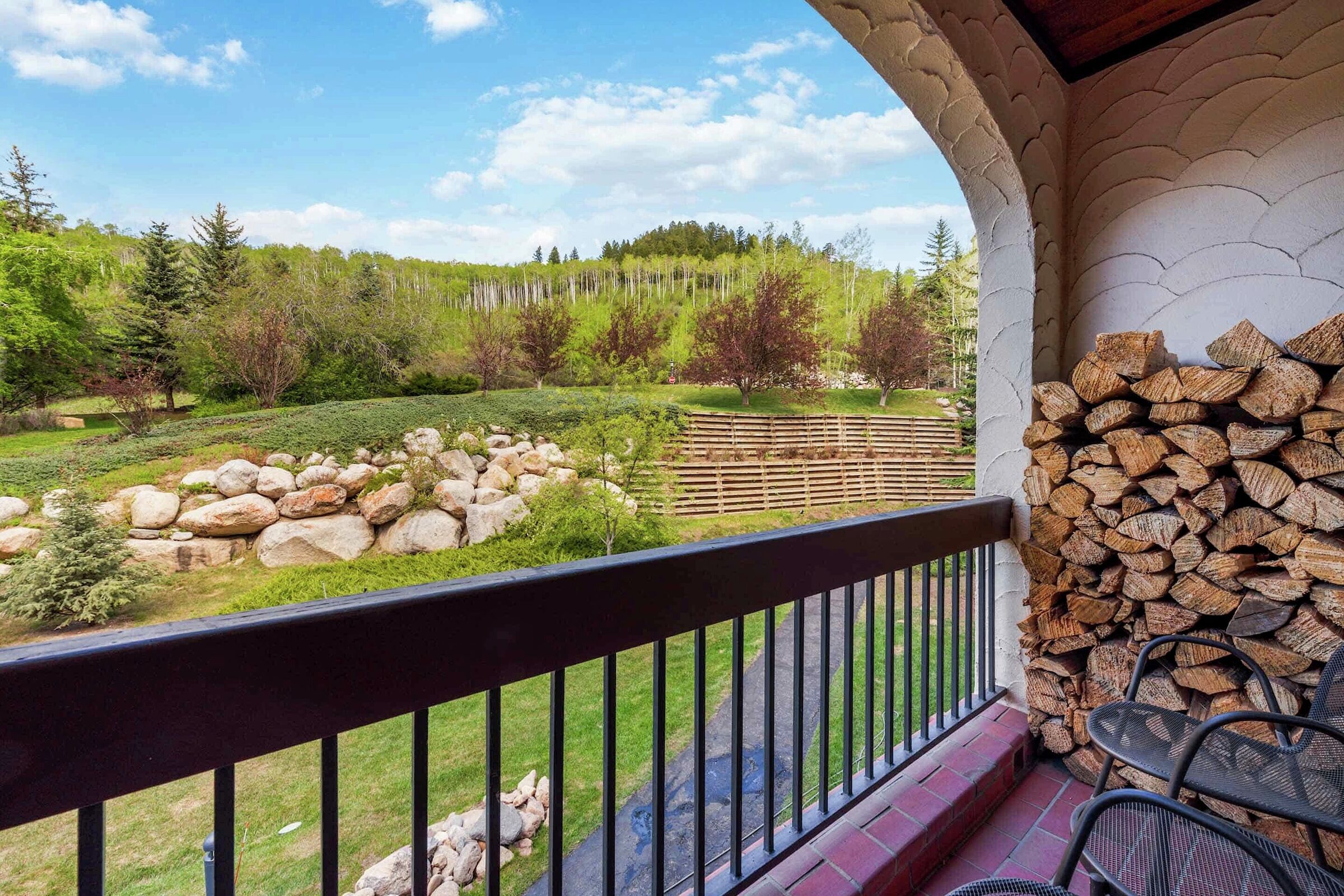 #B2305 - Balcony