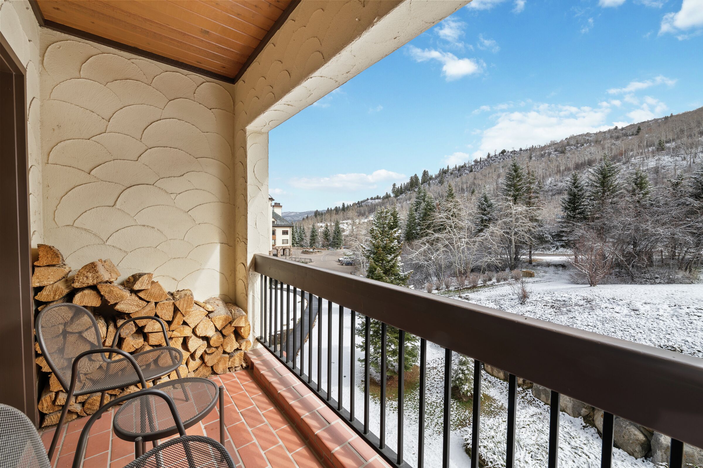 #B410 - Balcony